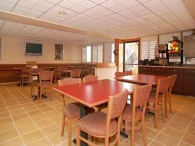Quality Inn & Suites Orlando Airport 2*,
