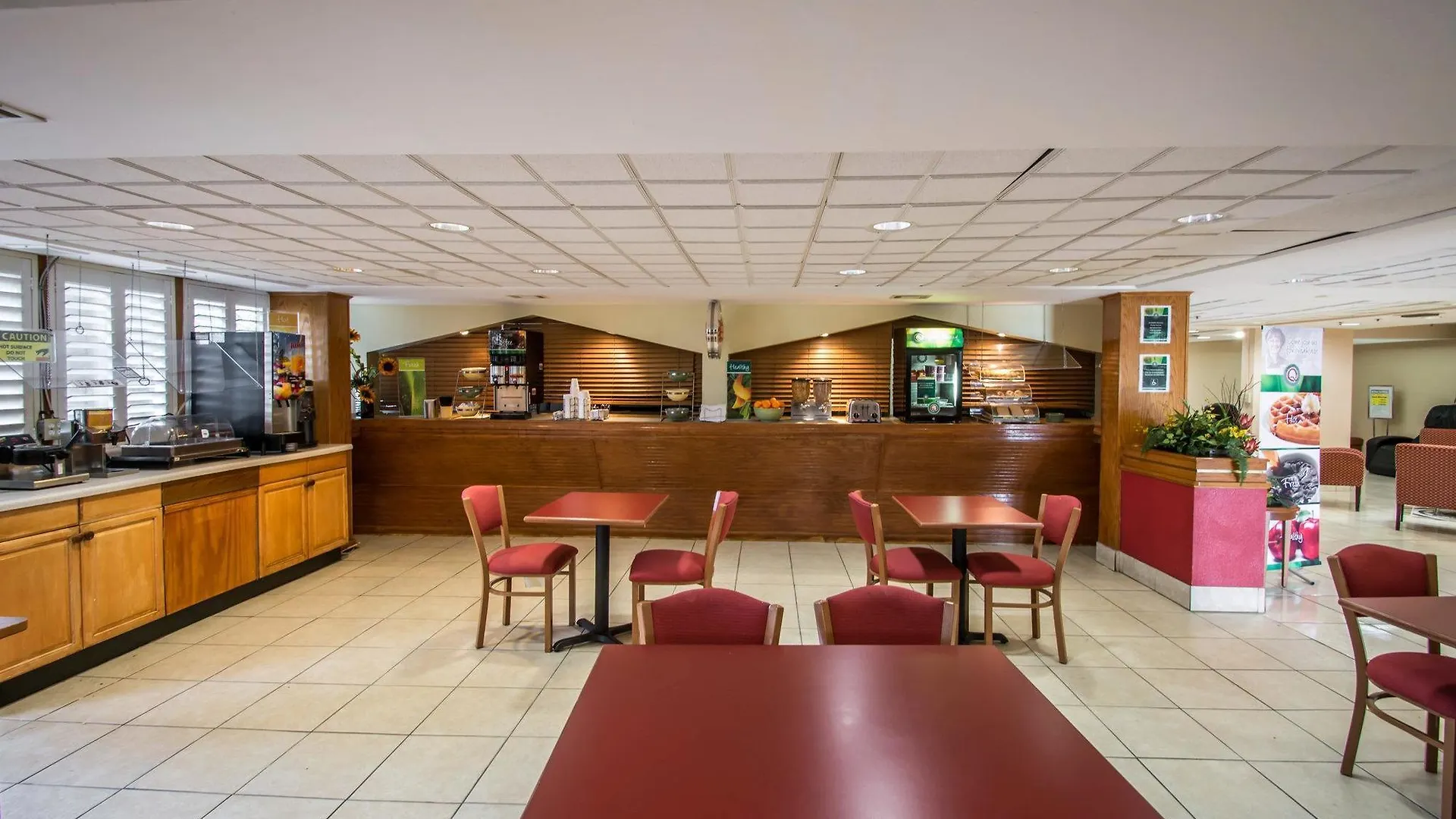 Quality Inn & Suites Orlando Airport 2*,