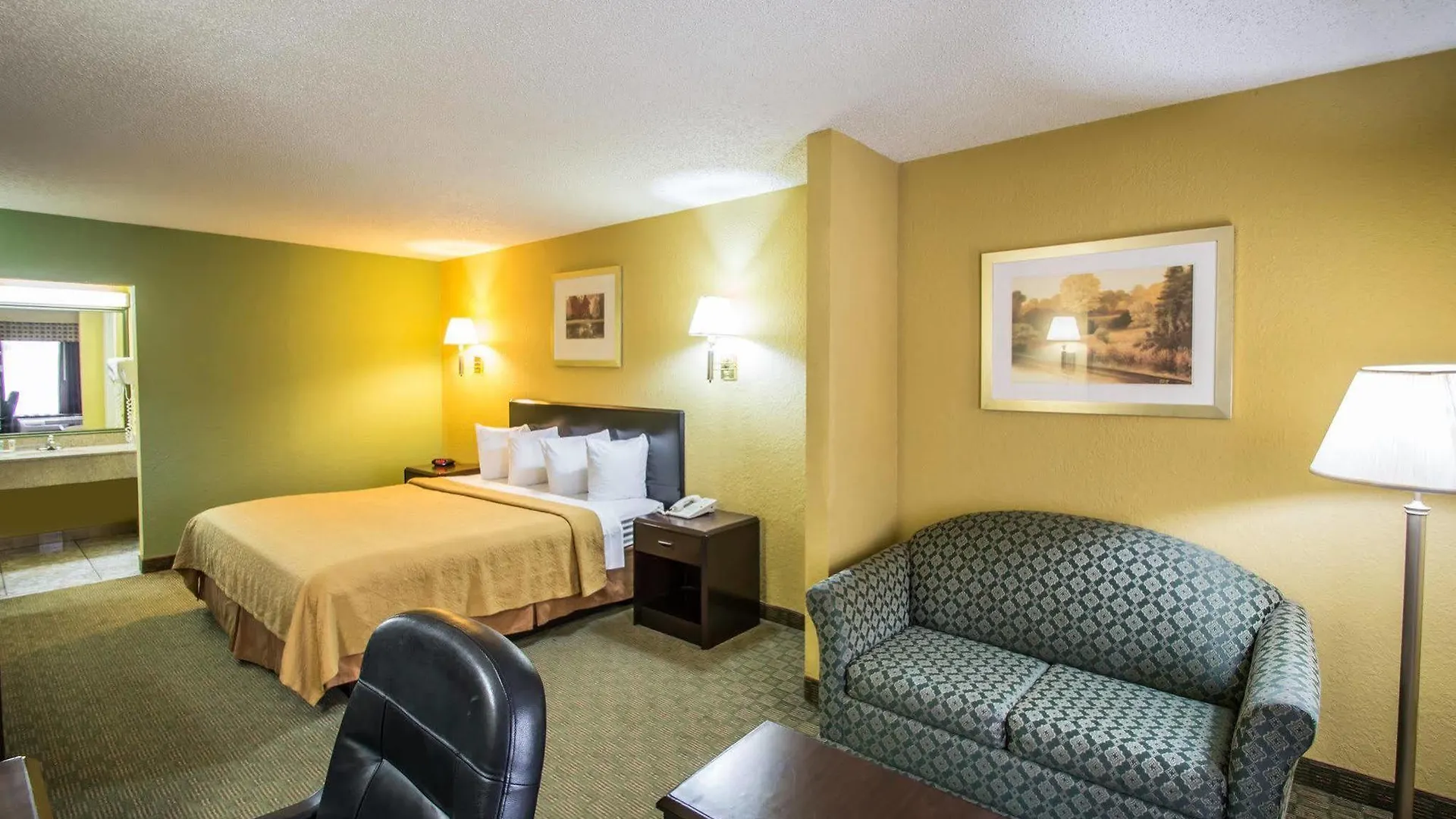 Quality Inn & Suites Orlando Airport 2*,