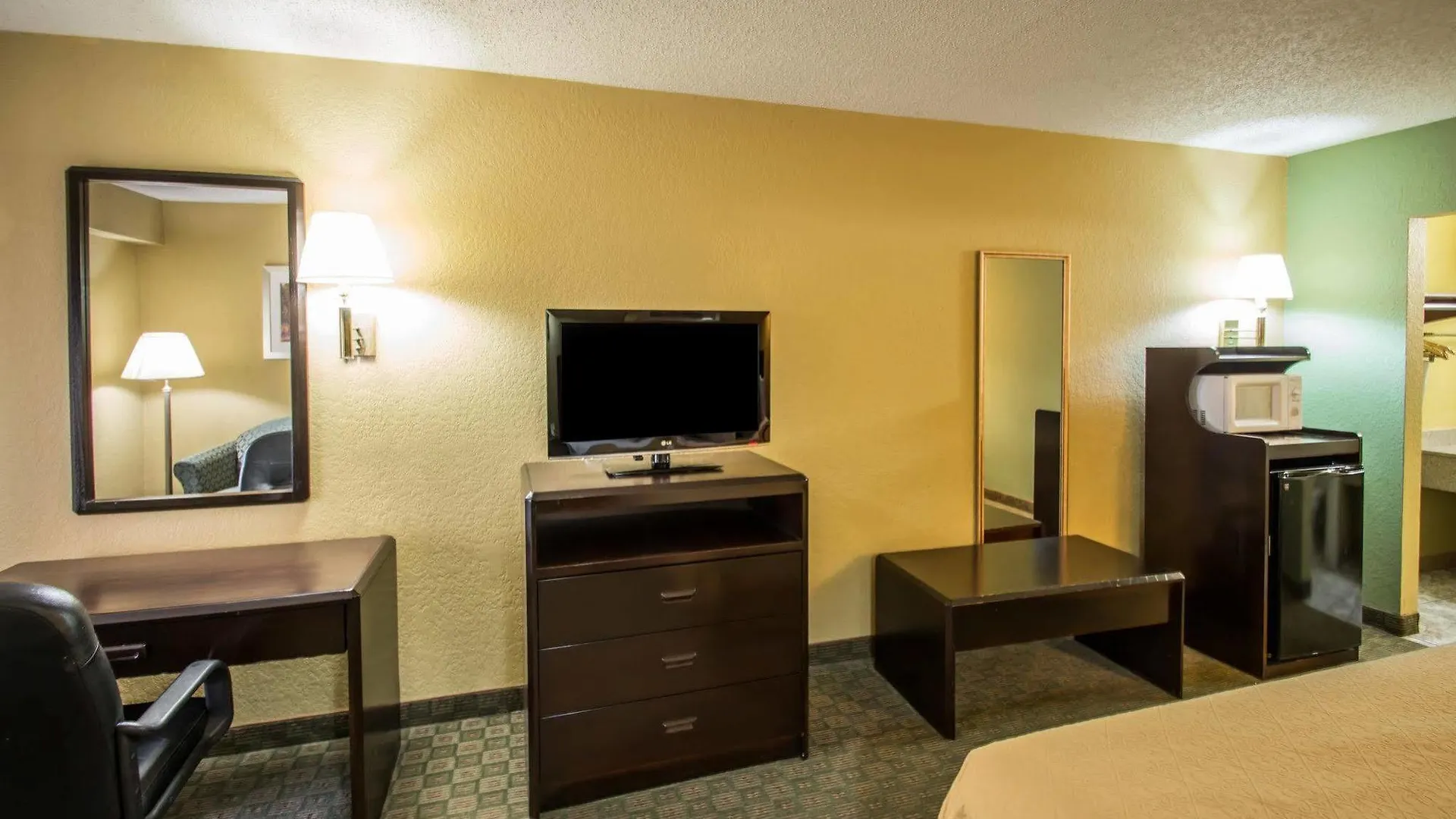 Quality Inn & Suites Orlando Airport Hotel